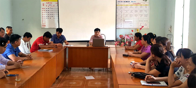 Thầy Nguyễn Ngọc Hoằng (giữa) trao đổi về hoạt động của nhà trường với tập thể cán bộ, giáo viên.