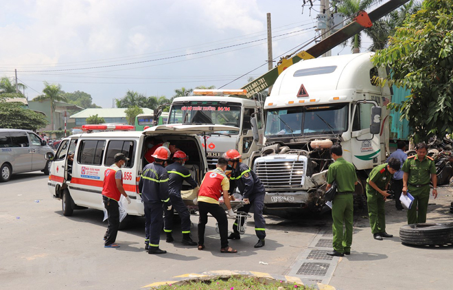 Công an Tây Ninh di chuyển các nạn nhân của vụ tai nạn.