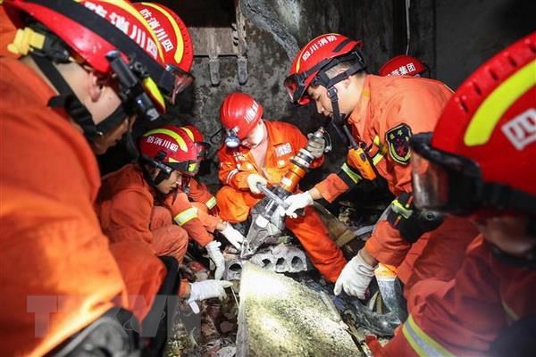 Lực lượng cứu hộ tìm kiếm các nạn nhân mắc kẹt trong trận động đất ở Nghi Tân, tỉnh Tứ Xuyên, Trung Quốc.