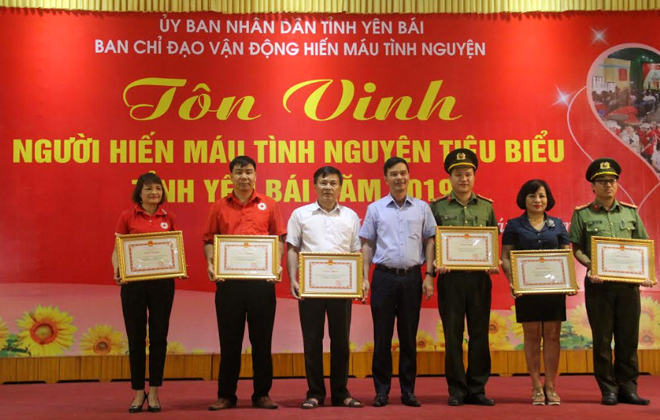 Äá»ng chÃ­ DÆ°Æ¡ng VÄn Tiáº¿n â PhÃ³ Chá»§ tá»ch UBND tá»nh táº·ng báº±ng khen cho cÃ¡c táº­p thá» cÃ³ nhiá»u ÄÃ³ng gÃ³p trong cÃ´ng tÃ¡c tuyÃªn truyá»n, váº­n Äá»ng hiáº¿n mÃ¡u vÃ tham gia HMTN.