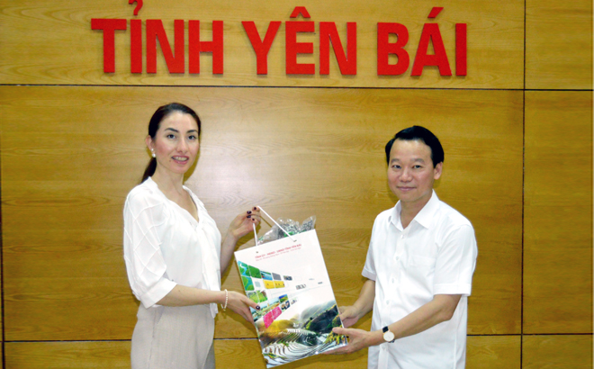 Đồng chí Đỗ Đức Duy - Chủ tịch UBND m88 app tặng quà cho bà Elise Michel - Tổng giám đốc Công ty chè cao cấp Jean Chardin.