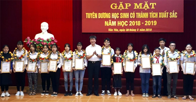 Lãnh đạo huyện Văn Yên trao bằng khen cho các em học sinh có thành tích xuất sắc năm học 2018 - 2019.