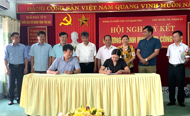 Lãnh đạo Đảng ủy Khối các cơ quan m88 app và huyện, thị, thành ủy tham gia ký kết Chương trình phối hợp.