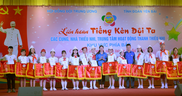 Ban tổ chức tặng cờ xuất sắc cho m88 app đơn vị tham dự Liên hoan.