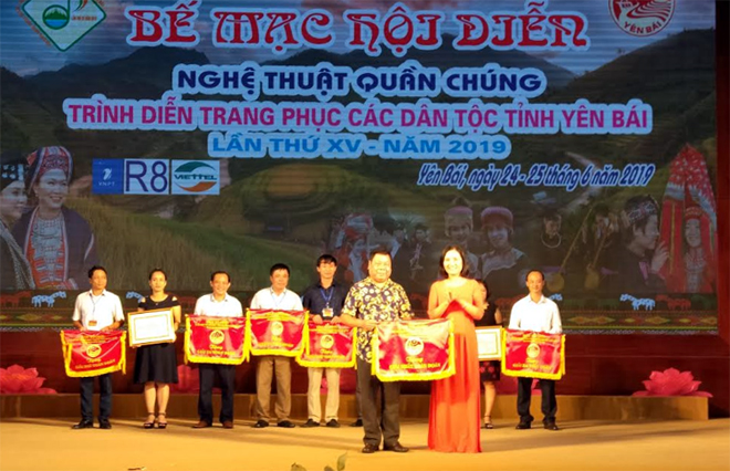 Ban tá» chá»©c trao giáº£i á» ná»i dung ca-mÃºa-nháº¡c cho cÃ¡c tiáº¿t má»¥c xuáº¥t sáº¯c táº¡i Há»i diá»n.