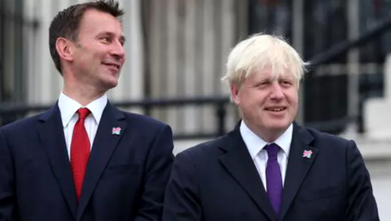 Cựu Ngoại trưởng Boris Johnson (phải) và Ngoại trưởng Jeremy Hunt (trái).