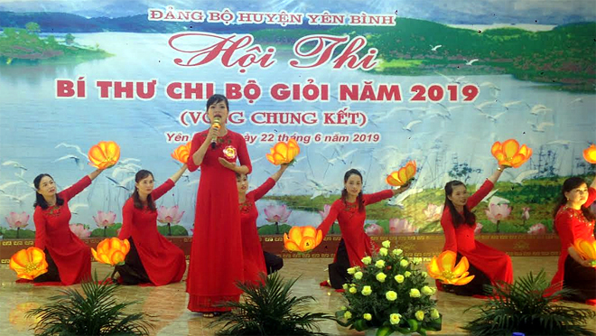 Phần thi của thí sinh Nguyễn Thị Hương Quỳnh tại Hội thi Bí thư chi bộ giỏi huyện Yên Bình.