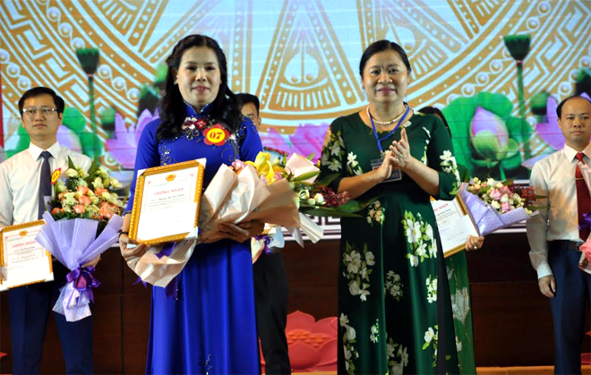 Äá»ng chÃ­ HoÃ ng Thá» Chanh - á»¦y viÃªn Ban Cháº¥p hÃ nh Äáº£ng bá» tá»nh, BÃ­ thÆ° Äáº£ng á»§y Khá»i cÃ¡c cÆ¡ quan tá»nh, TrÆ°á»ng ban Tá» chá»©c Há»i thi trao giáº£i Nháº¥t cho thÃ­ sinh Nguyá»n Thá» BÃ­ch Nhiá»m (Äáº£ng bá» Sá» GiÃ¡o dá»¥c-ÄÃ o táº¡o). 