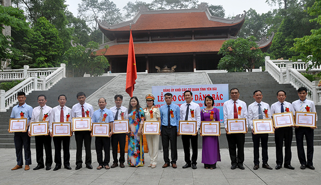 LÃÂ£nh ÃÂÃ¡ÂºÂ¡o ÃÂÃ¡ÂºÂ£ng Ã¡Â»Â§y KhÃ¡Â»Âi cÃÂ¡c cÃÂ¡ quan tÃ¡Â»Ânh trao giÃ¡ÂºÂ¥y khen cho cÃÂ¡c tÃ¡ÂºÂ­p thÃ¡Â»Â ÃÂiÃ¡Â»Ân hÃÂ¬nh tiÃÂªn tiÃ¡ÂºÂ¿n trong thÃ¡Â»Â±c hiÃ¡Â»Ân ChÃ¡Â»Â thÃ¡Â»Â sÃ¡Â»Â 05.