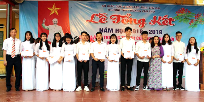 Khen thưởng học sinh có thành tích học tập tốt năm học 2018 - 2019 ở Trường THPT Hoàng Văn Thụ (Lục Yên).