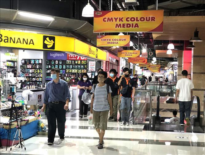 Người dân thủ đô Bangkok đi mua sắm sau khi các biện pháp phong tỏa để phòng chống Covid-19 được nới lỏng.