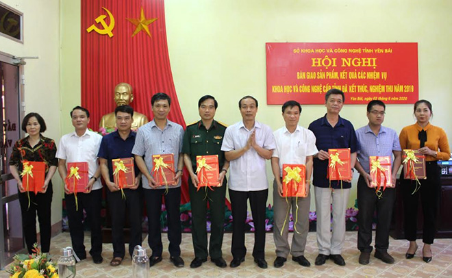 Lãnh đạo Sở Khoa học và Công nghệ bàn giao sản phẩm, kết quả các nhiệm vụ khoa học cho các đơn vị.