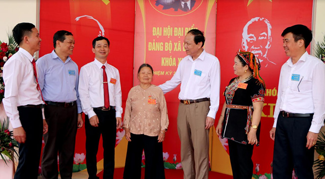 Đồng chí Nguyễn Dũng Giang - Phó Bí thư Thường trực Huyện ủy (thứ 3, phải sang) trao đổi với các đại biểu dự Đại hội đại biểu Đảng bộ xã Bảo Ái, nhiệm kỳ 2020 - 2025.