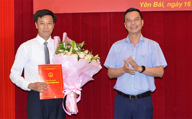 Đồng chí Dương Văn Tiến - Phó Chủ tịch UBND tỉnh trao quyết định cho đồng chí Lê Minh Đức.