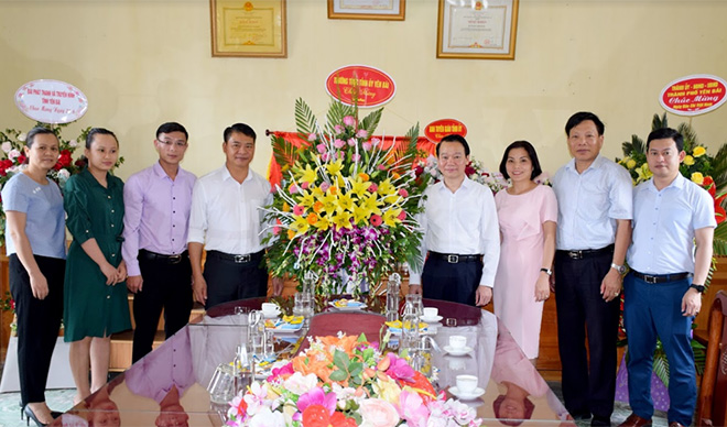 Đồng chí Chủ tịch UBND tỉnh Đỗ Đức Duy tặng hoa chúc mừng Hội Nhà báo tỉnh.