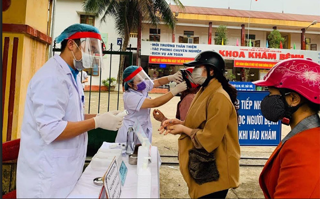 Cán bộ y tế huyện Văn Yên kiểm soát, phân luồng người đến khám bệnh tại Trung tâm Y tế huyện.