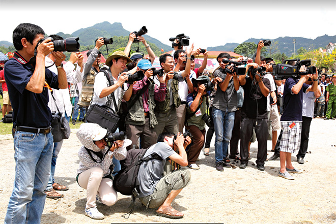 Các phóng viên báo chí tác nghiệp trước sự kiện lớn của tỉnh.