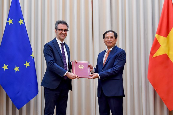 Việt Nam trao công hàm cho EU thông báo quyết định của Quốc hội phê chuẩn EVFTA, EVIPA.