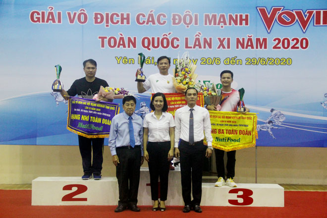 Ban tổ chức trao cúp và huy chương Vàng cho đoàn thành phố Hồ Chí Minh