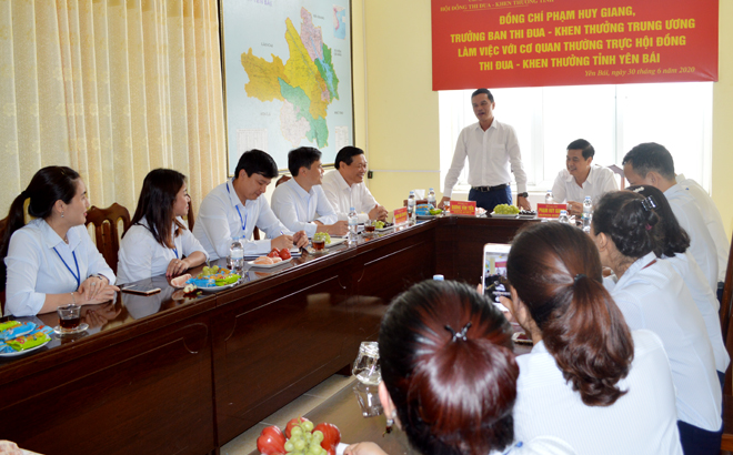 Đồng chí Dương Văn Tiến – Phó Chủ tịch UBND tỉnh, Phó Chủ tịch thứ nhất Hội đồng Thi đua- Khen thưởng tỉnh Yên Bái phát biểu tại buổi làm việc.
