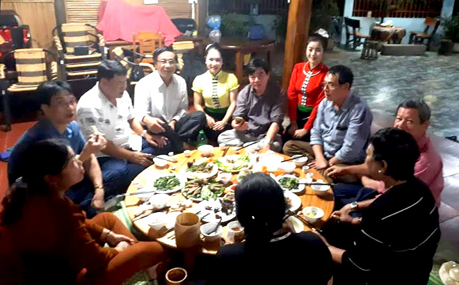 Tourists enjoy homestay services at the facility of Hoang Thi Phuong in Deu village, Nghia An commune, Nghia Lo town.