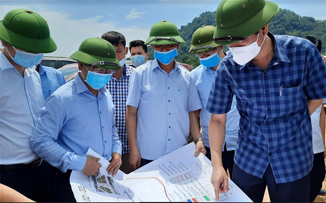 Đồng chí Nguyễn Thế Phước - Phó Chủ tịch Thường trực UBND download tải m88 vin cùng đoàn công tác thị sát tuyến đường Tân Lĩnh - Tân Lập - Phan Thanh.