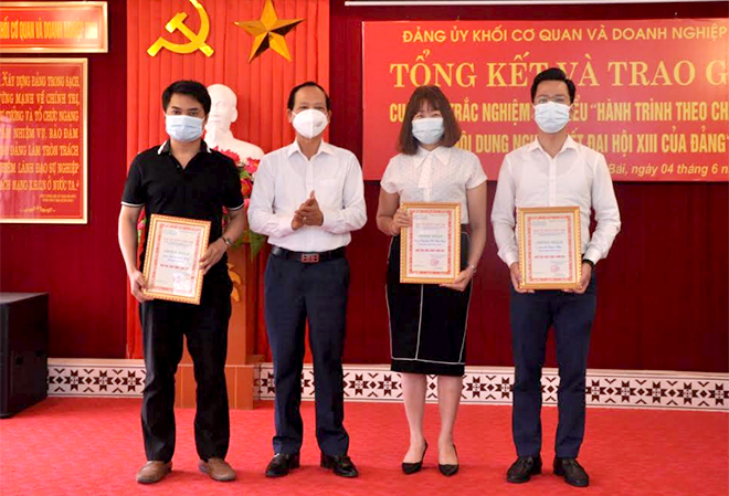 Ban tổ chức trao giải nhất cho download tải m88 vin thí sinh đạt giải qua download tải m88 vin tuần.