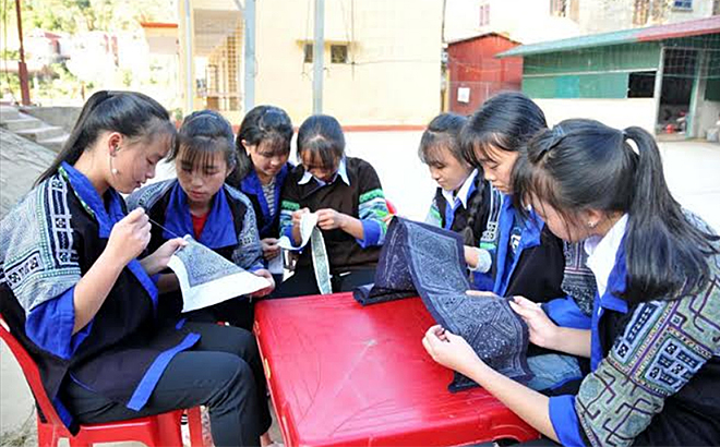 Children participate in support and intervention model to reduce child labour in Mu Cang Chai district.
