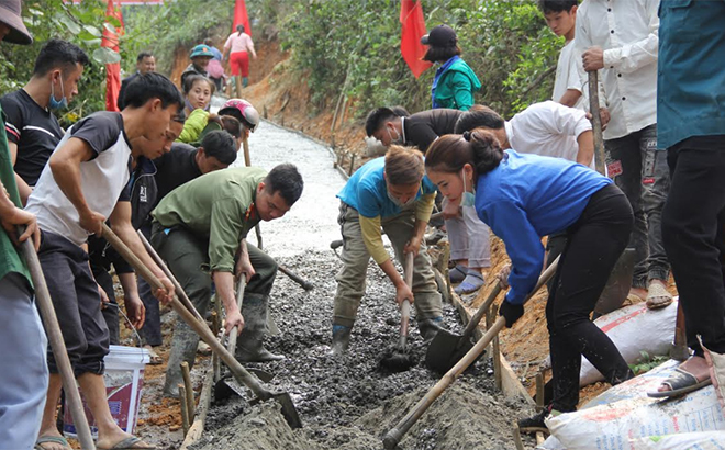 Đoàn viên, thanh niên huyện Trạm Tấu tham gia thực hiện công trình “Con đường em đến trường”.