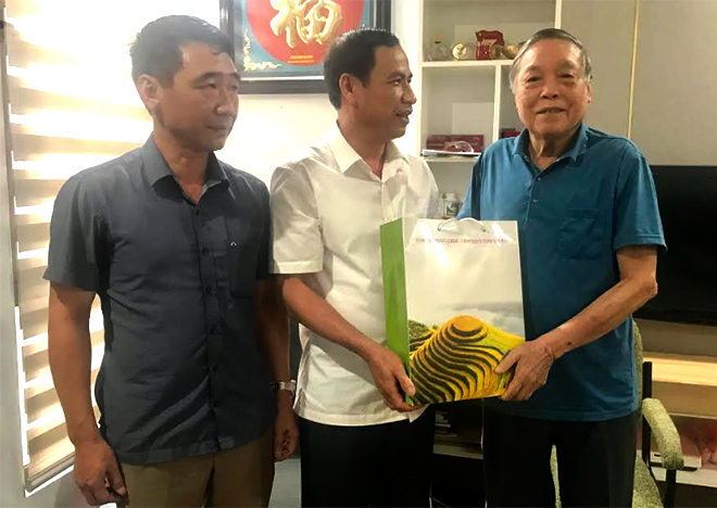 Đồng chí Lương Văn Thức  thăm, tặng quà đồng chí Nguyễn Mai Hồng (ngoài cùng bên phải) nhân dịp kỷ niệm 76 năm Ngày thành lập Đảng bộ tỉnh Yên Bái.