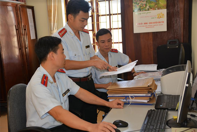 Lãnh đạo Cơ quan Kiểm tra - Thanh tra huyện Văn Yên trao đổi nghiệp vụ chuyên môn với cán bộ trong cơ quan.