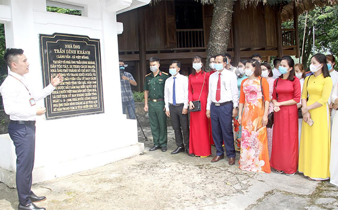 Các đại biểu dự Lễ kỷ niệm ôn lại lịch sử truyền thống bên Di tích nhà ông Trần Đình Khánh (làng Vần, xã Việt Hồng).