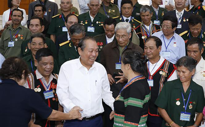 Phó Thủ tướng Thường trực Trương Hòa Bình và các đại biểu người có công tỉnh Kon Tum.