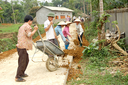 People in Khanh Thien commune participate in upgrading rural traffic facilities.