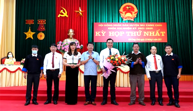 Đại tá Trần Công Ứng tặng hoa chúc mừng các đồng chí trúng cử các chức danh chủ tịch, phó chủ tịch HĐND huyện và các ban HĐND huyện khoá XXI.