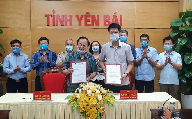 Đồng chí Nguyễn Thế Phước – Phó Chủ tịch Thường trực UBND tỉnh và Đại diện Hiệp hội Mắc ca Việt Nam ký kết biên bản ghi nhớ hợp tác.
