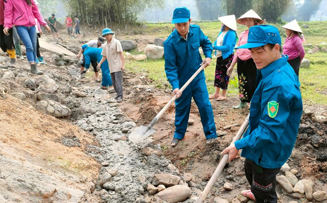 Lực lượng vũ trang huyện Văn Chấn giúp dân tu sửa đường giao thông tại xã Tú Lệ.