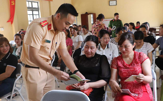 Cán bộ Phòng Cảnh sát giao thông, Công an tỉnh trao đổi về pháp luật về trật tự an toàn giao thông cho cán bộ hội phụ nữ cơ sở của huyện Văn Yên.