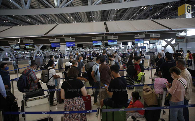 Du khách xếp hàng tại sân bay Suvarnabhumi của Thái Lan ngày 9-6.