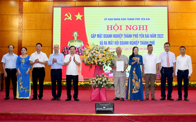 Leaders of Yen Bai city and the Business Association of Yen Bai province present flowers to congratulate the Business Association of Yen Bai city.