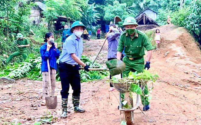 Cán bộ, chiến sĩ Công an huyện Văn Yên tham gia lao động giúp dân làm đường giao thông nông thôn.