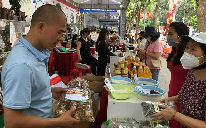 Người dân tham quan, mua sắm tại gian hàng trưng bày sản phẩm của Yên Bái tại Chương trình cấp quốc gia về xúc tiến thương mại năm 2022 tại Hà Nội.