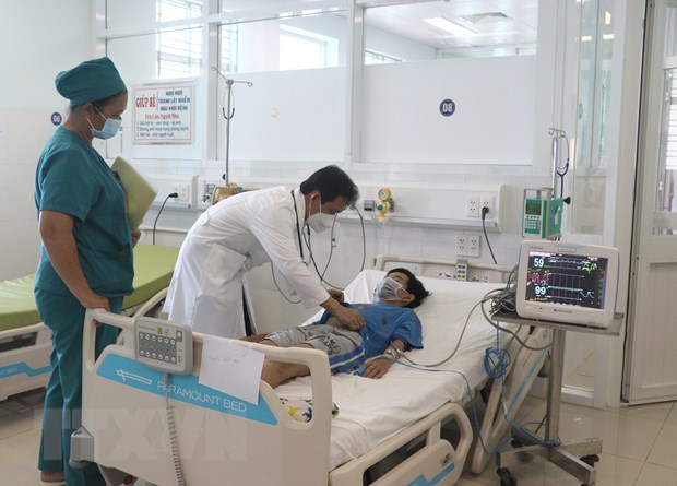 Bác sỹ Bệnh viện Đa khoa tỉnh Vĩnh Long thăm khám cho bệnh nhi bị sốc do sốt xuất huyết trong tình trạng nặng.