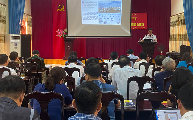Lãnh đạo Phòng Tuyên huấn, Cục Chính trị, Quân chủng Hải quân thông tin về tình hình biển, đảo tại Hội nghị báo cáo viên Tỉnh ủy Yên Bái tháng 6.