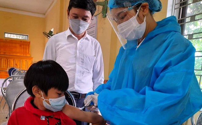 Trẻ được tiêm chủng mũi 2, tại thị trấn Mậu A, huyện Văn Yên.