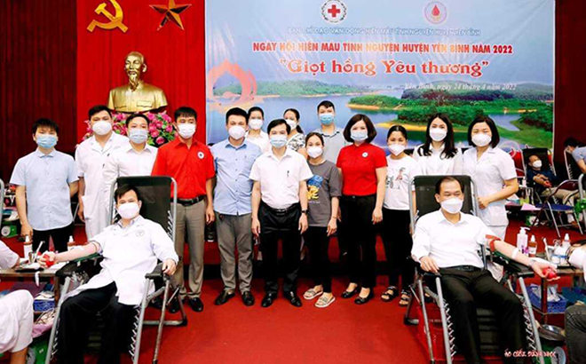 Lãnh đạo UBND huyện, Trung tâm Y tế tham gia trong Ngày hội Hiến máu tình nguyện huyện Yên Bình năm 2022.