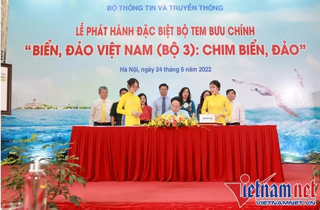 Thứ trưởng Bộ Thông tin và Truyền thông Phạm Anh Tuấn thực hiện nghi thức phát hành đặc biệt bộ tem.