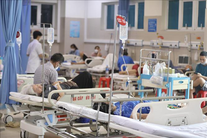 Khoa Cấp cứu nội (Bệnh viện Thanh Nhàn) luôn trong tình trạng đông kín bệnh nhân khi thời tiết thay đổi thất thường.