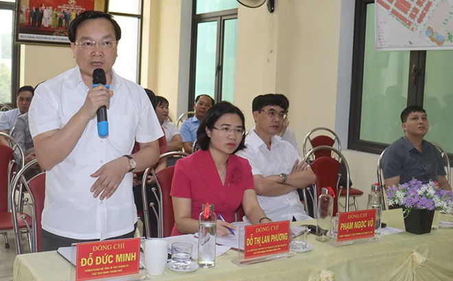 Lãnh đạo Thành ủy Yên Bái phát biểu ý kiến trong buổi sinh hoạt thường kỳ tháng 6 của Chi bộ tổ dân phố số 9, phường Đồng Tâm.