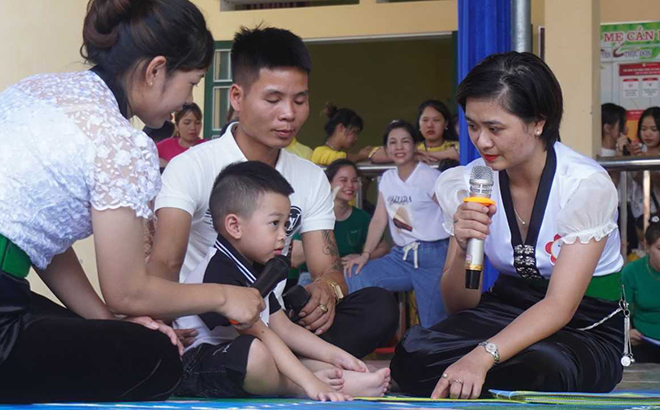 Phần thi kỹ năng chăm sóc và giao tiếp với trẻ của Đội Mầm non Sơn Thịnh.